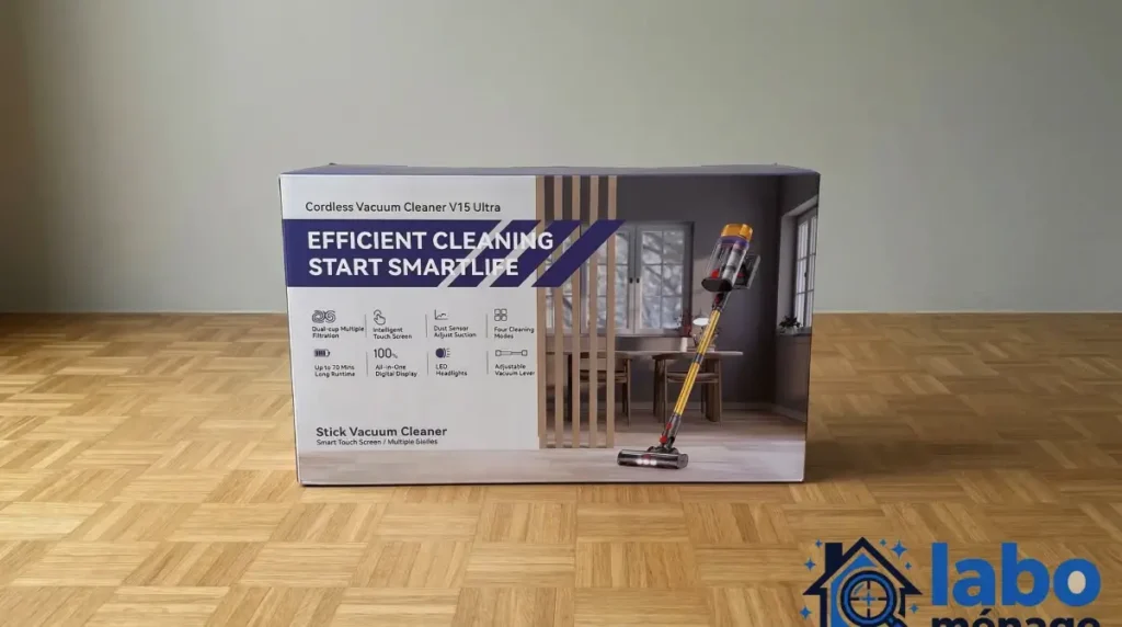 Emballage du produit posé au sol, face avant orientée vers l’objectif.